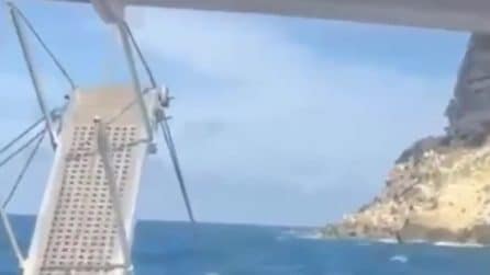 Migranti, naufragio a Lampedusa e i turisti vanno in soccorso: il video del salvataggio