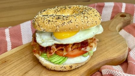 Bagel con uovo all'occhio di bue, super goloso!