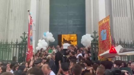 Funerale di Emanuele Tufano, palloncini bianchi e la tromba che intona il silenzio militare