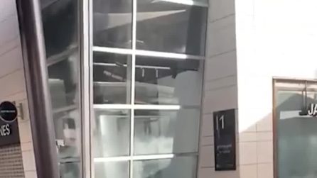 Valencia, nel centro commerciale allagato dall'alluvione: distrutto l'accesso dalle scale mobili