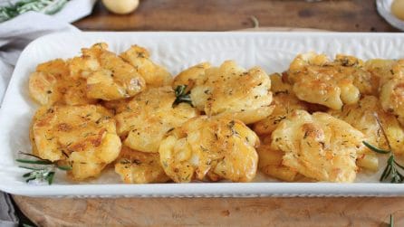 Patate schiacciate al forno