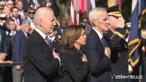La prima apparizione di Kamala Harris con Biden dopo la sconfitta