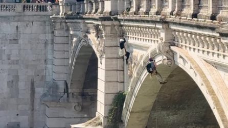 Attiviste di Extinction Rebellion appese al Ponte Vittorio Emanuele vicino San Pietro