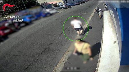 Rapina un ragazzo minacciandolo con il coperchio in metallo dei rifiuti: il video del furto a Milano