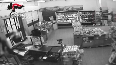 Minaccia la cassiera con un coltello e ruba l'incasso del supermercato: il video della rapina