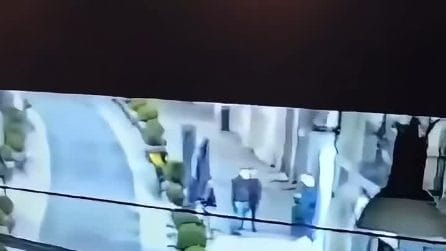 Ragazzo dà un pugno a una volante della polizia a Brescia: agente lo atterra con una spazzata