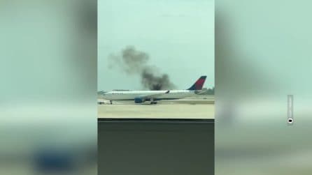 Fiamme sull'aereo prima del decollo, passeggeri evacuati con gli scivoli