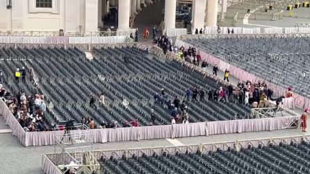 Camera ardente Papa Francesco, i primi pellegrini arrivano a San Pietro per Bergoglio