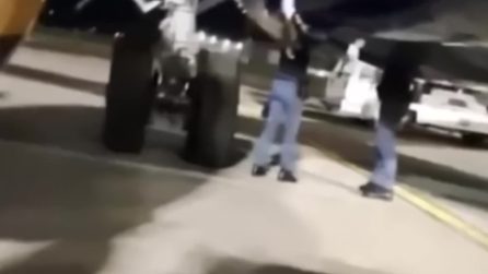 Il video del ragazzo nascosto nel carrello di un aereo a Orio al Serio, trovato prima del decollo