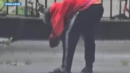 Il video dell'uomo che spacciava droga lanciandola dal balcone: arrestato