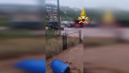 Esonda il fiume Olona nel Varesotto, decine di persone salvate da auto e case allagate: i video