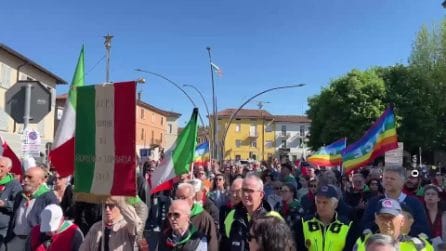 Il video del corteo che a Romano di Lombardia canta 'Bella Ciao' nonostante il divieto del sindaco