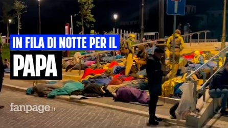 San Pietro, i fedeli dormono nei sacchi a pelo per strada in attesa del funerale di Papa Francesco