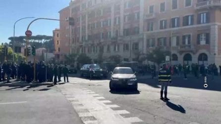 Circa 90 auto scortano Trump a Roma: il video del corteo