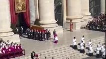 La bara di Papa Francesco portata a spalla sul sagrato in piazza San Pietro