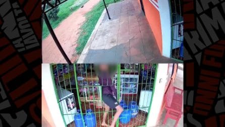 Il colpo del ladro contorsionista nel negozio in Paraguay