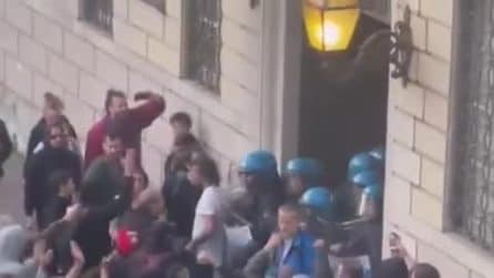 Scontri tra polizia e anarchici alla fiaccolata per i caduti delle brigate nere a Lecco: il video