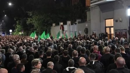 Corteo Sergio Ramelli a Milano, saluti romani e petardo esploso davanti alla targa del 18enne