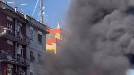 Furgone avvolto dalle fiamme a Roma: chiusa per incendio via Prenestina