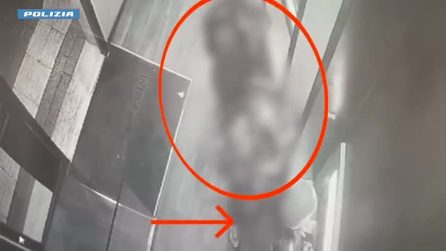 Il video del 28enne rapinato e minacciato da due uomini a Milano