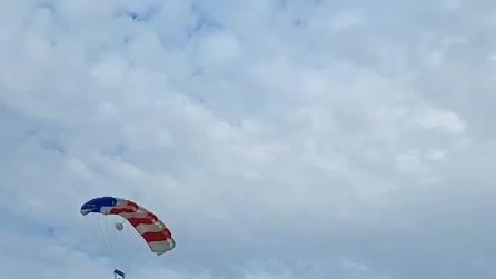 Paura alla festa della Lazio, paracadutista cade sul tetto di una casa