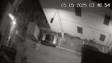 Rapina in casa in via Terracina, pistola puntata al proprietario: è la banda dell'Audi grigia