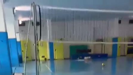 Crolla soffitto a scuola, panico tra studenti e prof nella palestra del Napoletano