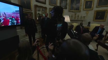 Nuovo scontro nello Studio Ovale, Trump accusa il presidente sudafricano Ramaphosa: "Uccidete i bianchi"