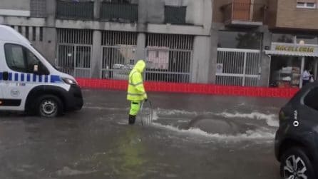 Maltempo a Milano, esonda il Lambro: traffico in tilt e linee Atm deviate, evacuata comunità Exodus