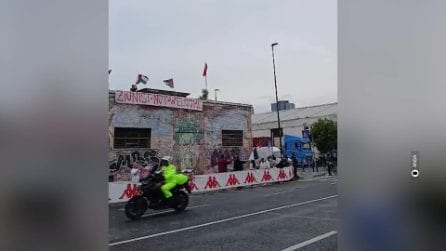 Bandiere e striscioni per la Palestina al Giro d'Italia a Napoli: polizia in assetto anti-sommossa