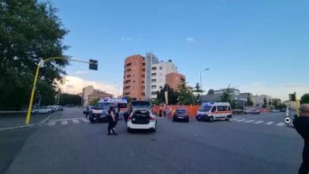 Incidente a Milano in viale Ortles, scontro tra camion e scooter: morta una donna di 37 anni