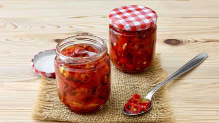 PEPERONCINI PICCANTI SOTT’OLIO: la conserva pratica e profumata!