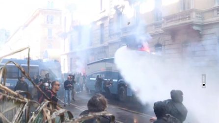 Scontri a Milano al corteo contro il Remigration Summit: fumogeni e idranti contro i manifestanti