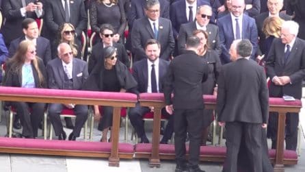 L'abbraccio tra Meloni e Zelensky alla messa di insediamento di Papa Leone XIV