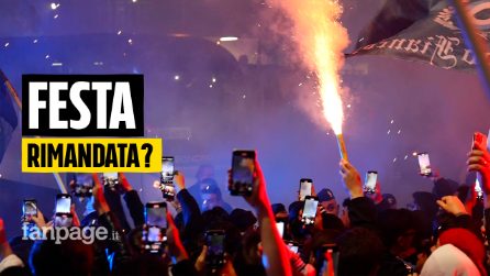 Tifosi del Napoli in festa a Capodichino per accogliere la squadra: lo scudetto sembra a un passo