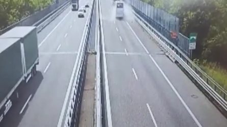 Il video del bus con 27 bambini a bordo che tampona un tir sulla Pedemontana: una maestra è morta