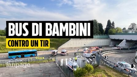 Bus con scolaresca contro un tir, morta una maestra. I testimoni: "I bambini piangevano spaventati".