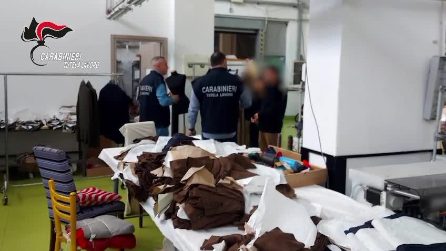 Operai pagati 4 euro all'ora, arrestato imprenditore: il video della fabbrica in cui vivevano