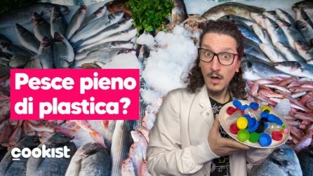 Pesce e plastica: davvero mangiamo una carta di credito a settimana?