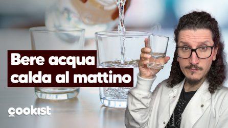 Bere 1 bicchiere di acqua calda al mattino a cosa serve?