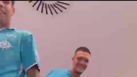 I giocatori del Napoli festeggiano lo Scudetto cantando "Pedro", è uno sfottò