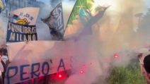 La protesta degli ultrà dell'Inter a pochi giorni dalla finale di Champions: presidio sotto la sede