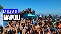 De Laurentiis, Conte e i giocatori del Napoli ballano sul pullman scoperto: è la festa scudetto