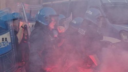 Tafferugli a Napoli tra manifestanti e polizia al corteo contro il vertice Nato