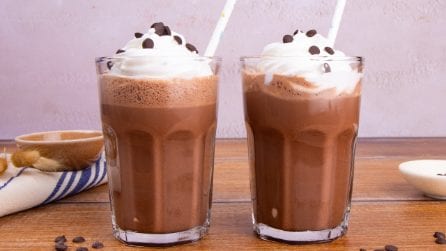 FRAPPÈ AL CIOCCOLATO: la ricetta facilissima con e senza gelato!