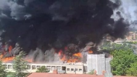 Grave incendio a Viterbo, in fiamme l’Università della Tuscia: si alza colonna di fumo nero