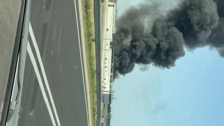 Taranto, incendio in zona industriale a Mottola: colonna di fumo visibile da chilometri di distanza