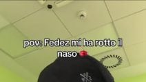 Fedez rompe il naso al Rosso in una live TikTok