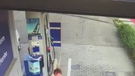 Sinner si ferma in una stazione di servizio e viene accerchiato dai tifosi