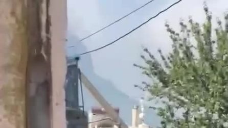 Palo dell'Enel crolla a Vico Equense, black out e strada chiusa